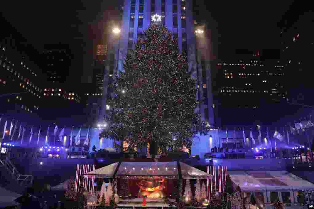 هشتاد و چهارمین مراسم روشن کردن چراغ&zwnj;های درخت کریسمس مرکز راکفلر در نیویورک آمریکا. این درخت کاج ۲۸ متری با ۵۰ هزار لامپ رنگی چراغان شده است.