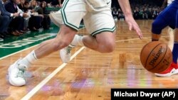 Gordon Hayward (20) des Celtics de Boston bat Dario Saric (9) des Philadelphia 76ers au cours de la première moitié d'un match de basket NBA à Boston, le mardi 16 octobre 2018. (AP Photo / Michael Dwyer)