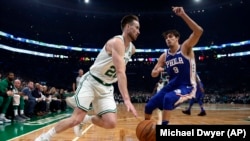 Gordon Hayward des Boston Celtics, à gauche, et Dario Saric des Philadelphia 76ers, Boston, le 16 octobre 2018. (AP Photo/Michael Dwyer)