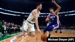 Gordon Hayward des Celtics, à gauche, Boston, le 16 octobre 2018.