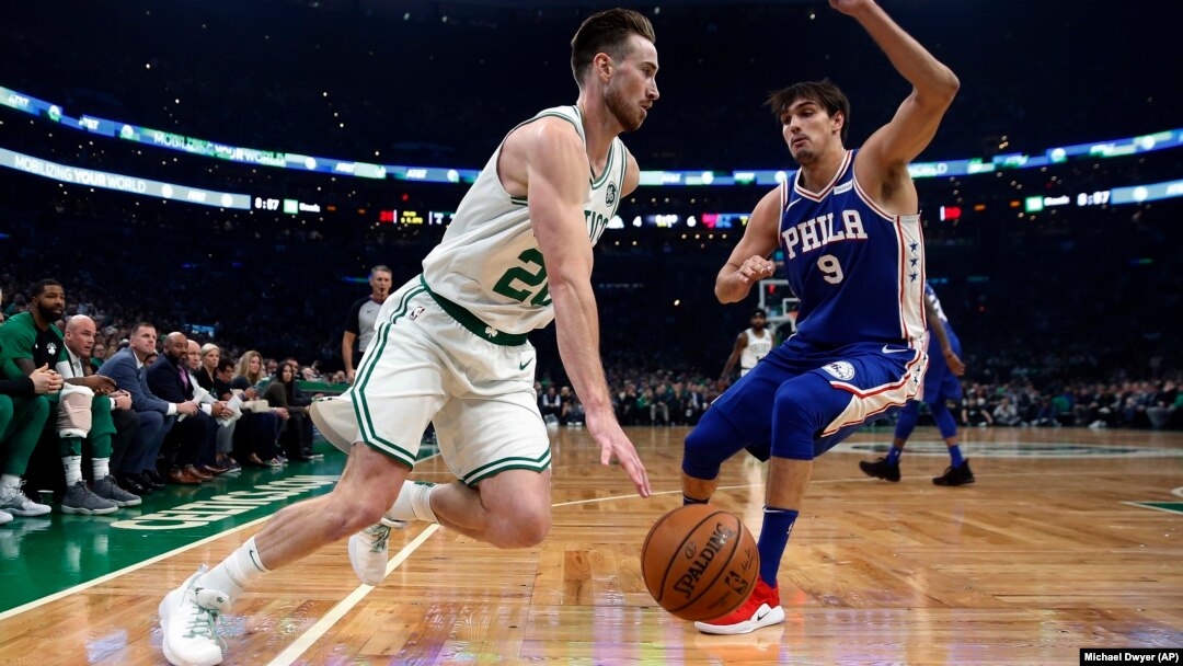 Košarkaš Bostona Gordon Hejvord u duelu sa Darijom Šarićem iz Filaldefije (Foto: AP/Michael Dwyer)