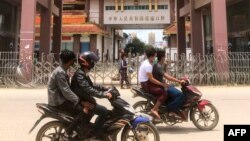 Warga Myanmar naik sepeda motor di dekat perbatasan dengan China di kota Muse, negara bagian Shan, Myanmar (foto: dok). 