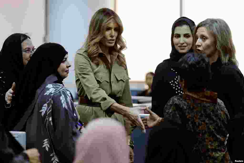 Ibu Negara Melania Trump mengunjungi pusat layanan bisnis perempuan GE di Riyadh, Arab Saudi, 21 Mei 2017.