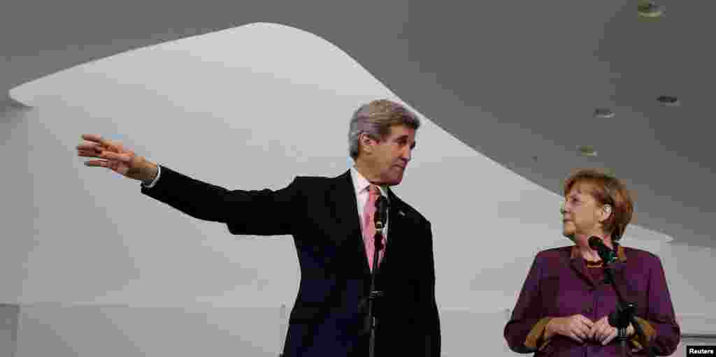 ABD Dışişleri Bakanı John Kerry, Almanya Başbakanı Angela Merkel ile (Berlin, 26 Şubat, 2013)