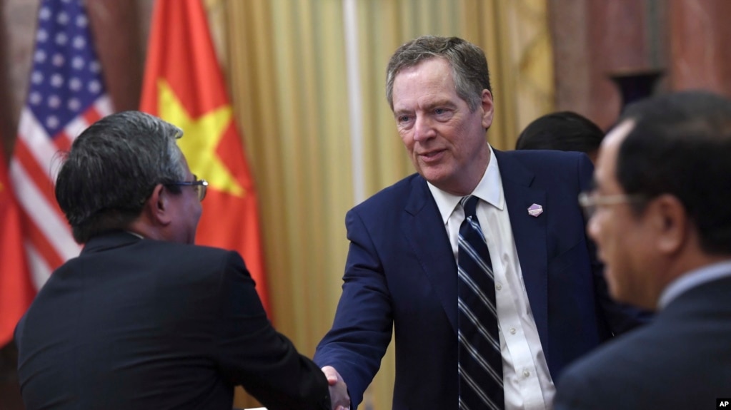 Äáº¡i diá»‡n ThÆ°Æ¡ng máº¡i Má»¹ Robert Lighthizer báº¯t tay Äáº¡i sá»© Viá»‡t Nam táº¡i Má»¹ Pháº¡m Quang Vinh táº¡i má»™t buá»•i Ä‘Ã³n tiáº¿p Tá»•ng thá»‘ng Donald Trump á»Ÿ HÃ  Ná»™i hÃ´m 12/11/2017. Ã”ng Lighthizer vá»«a cáº£nh bÃ¡o Viá»‡t Nam cáº§n tiáº¿n hÃ nh cÃ¡c biá»‡n phÃ¡p Ä‘á»ƒ giáº£m thÃ¢m há»¥t thÆ°Æ¡ng máº¡i giá»¯a hai nÆ°á»›c.