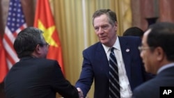 Đại diện Thương mại Mỹ Robert Lighthizer bắt tay Đại sứ Việt Nam tại Mỹ Phạm Quang Vinh tại một buổi đón tiếp Tổng thống Donald Trump ở Hà Nội hôm 12/11/2017. Ông Lighthizer vừa cảnh báo Việt Nam cần tiến hành các biện pháp để giảm thâm hụt thương mại giữa hai nước.