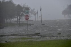 La marejada del huracán Sally penetra en la costa de Pensacola, Florida, el 16 de septiembre de 2020.