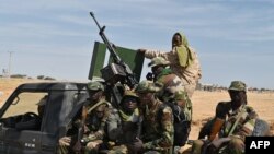 Des soldats nigériens patrouillent devant l'aéroport de Diffa dans le sud-est du Niger, près de la frontière nigériane, le 23 décembre 2020.