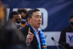 Andrew Yang menggelar konferensi pers untuk mengumumkan pencalonannya dalam pemilihan Wali Kota New York, Morningside Park, 14 Januari 2021.