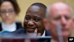 지난 10월 네델란드 헤이그 국제형사재판소에서 피고인으로 참석한 케우후루 케냐타 케냐 대통령이 미소짓으며 앉아있다.