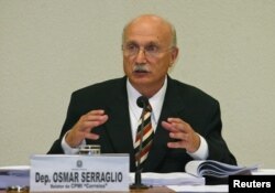 Brazilian lawmaker Osmar Serraglio reads his final report at a congressional inquiry investigating a bribes-for-votes scandal in Brasilia, March 29, 2006.