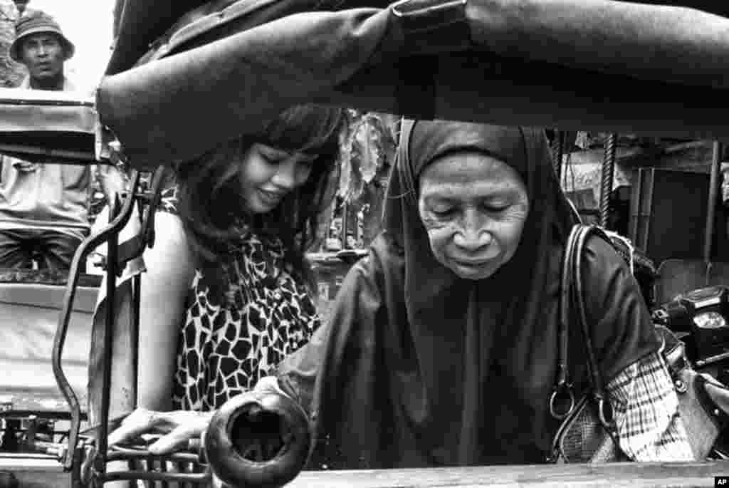 2nd Place (Tie) - Pedicab User at Malioboro Street, Yogyakarta, Indonesia (Fehmiu Roffytavare)