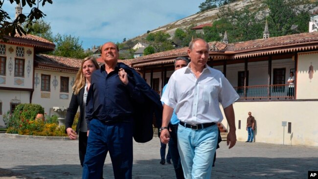 Presidenti rus, Vladimir Putin, në të djathtë , dhe ish kryeministri italian, Silvio Berlusconi gjatë vizitës në gadishullin ukrainas të Krimesë. e pushtuar nga Rusia, më 12 shtator, 2015.