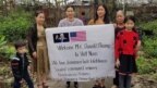 Lê Vân (trái) cùng một số phụ nữ khác bị công an Hải Phòng ngăn không cho ra đường chào đón Tổng thống Mỹ Donald Trump tới Hà Nội dự thượng đĩnh với Chủ tịch Triều Tiên Kim Jong Un hôm 26/2. (Facebook Van Le)