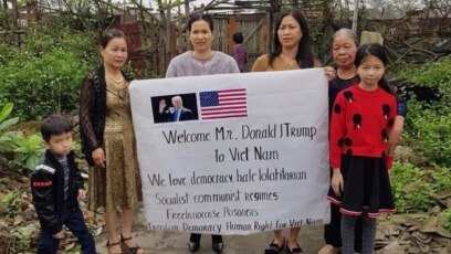 Lê Vân (trái) cùng một số phụ nữ khác bị công an Hải Phòng ngăn không cho ra đường chào đón Tổng thống Mỹ Donald Trump tới Hà Nội dự thượng đĩnh với Chủ tịch Triều Tiên Kim Jong Un hôm 26/2. (Facebook Van Le)