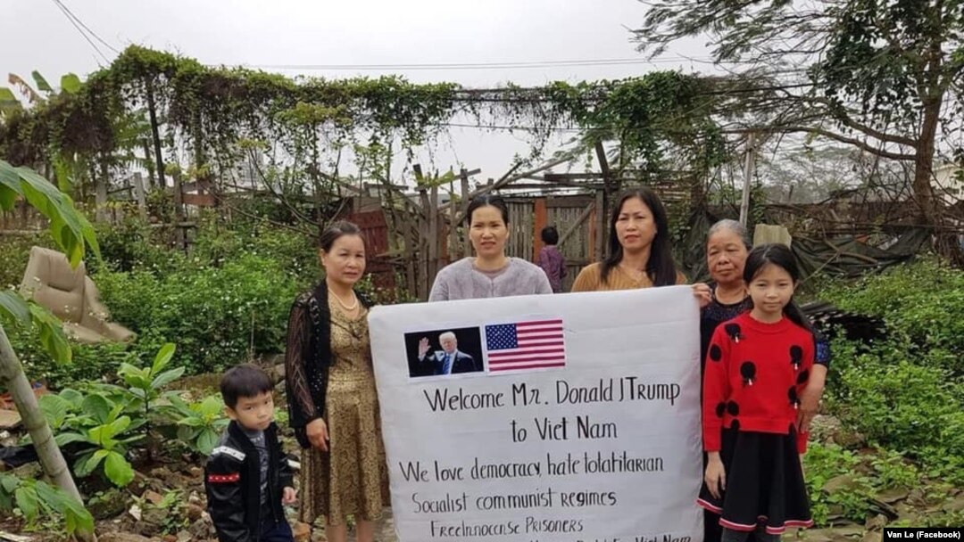 Các phụ nữ bị công an Hải Phòng ngăn không cho ra đường chào đón Tổng thống Mỹ Donald Trump tới Hà Nội dự thượng đĩnh với Chủ tịch Triều Tiên Kim Jong Un hôm 26/2. (Facebook Van Le)