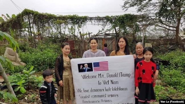 Các phụ nữ bị công an Hải Phòng ngăn không cho ra đường chào đón Tổng thống Mỹ Donald Trump tới Hà Nội dự thượng đĩnh với Chủ tịch Triều Tiên Kim Jong Un hôm 26/2. (Facebook Van Le)