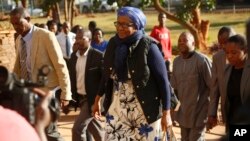 Vaive gurukota rezvekushanyirwa kwenyika, uye vari seneta veMakonde muparamende, Amai Priscah Mupfumira vachisvika padare.