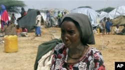 Une femme et son bébé, près d'un camp de Mogadiscio, en Somalie, durant l'été 2011