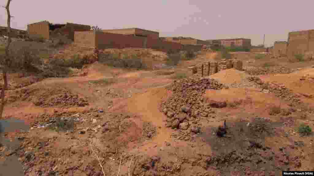 Quartier Pays-Bas, à Niamey, au Niger, le 3 mars 2016. Pas loin de l'aéroport, c'est ici que la plupart des migrants qui se dirigent vers la Libye transitent. (VOA/Nicolas Pinault)