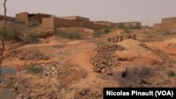 Quartier Pays-Bas, à Niamey, au Niger, le 3 mars 2016. Pas loin de l'aéroport, c'est ici que la plupart des migrants qui se dirigent vers la Libye transitent. (VOA/Nicolas Pinault)