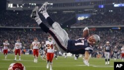 New England Patriots tight end Rob Gronkowski (top) scores a touchdown over Kansas City Chiefs linebacker Derrick Johnson in the second half of their NFL football game in Foxborough, Massachusetts November 21, 2011. REUTERS/Brian Snyder (UNITED STATE