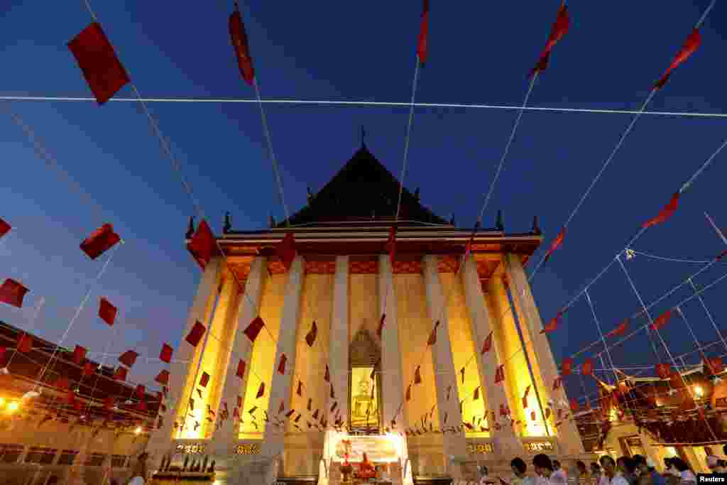 泰国曼谷的金山寺，人们祈祷迎新年（2018年12月31日）。