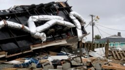 Un trabajador de la compañía eléctrica de Carolina del Norte llega para ayudar a restaurar la luz en Emerald Isle, luego que un tornado causado por el huracán Dorian, pasara por el área. Septiembre 5 de 2019. AP/Tom Copeland.