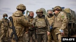 Президент Украины Владимир Зеленский в зоне конфликта на востоке страны. 8 апреля 2021.