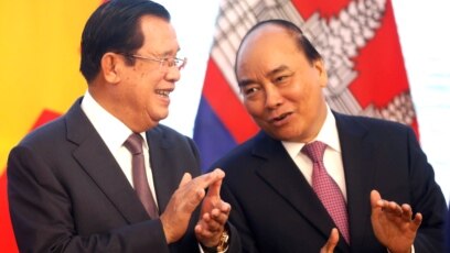 Thủ tướng Việt Nam Nguyễn Xuân Phúc trong cuộc gặp Thủ tướng Campuchia Hun Sen (trái) tại Hà Nội vào ngày 4/10/2020.