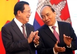 In this photo taken on Oct. 4, 2019, Cambodia's Prime Minister Hun Sen (L) attended a signing ceremony with his Vietnamese counterpart Nguyen Xuan Phuc at the Government Office in Hanoi, Vietnam.