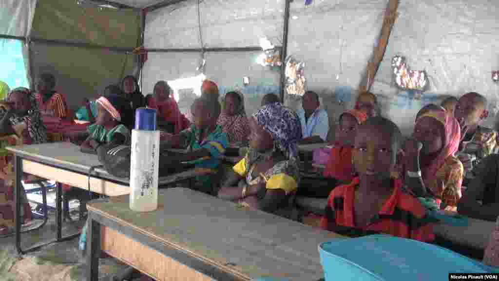 Vue d'une salle de classe de l'école de Bosso dans la région de Diffa, Niger, le 19 avril 2017 (VOA/Nicolas Pinault)