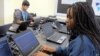 En esta foto del 2019, estudiantes de Bennett High School trabajan en sus computadoras en un laboratorio de computación en Buffalo, Nueva York.