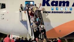 Afgan mültecileri taşıyan bir uçak, 30 Ağustos'ta Kuzey Makedonya'nın başkenti Üsküp'teki uluslararası havalimanına ulaştı.