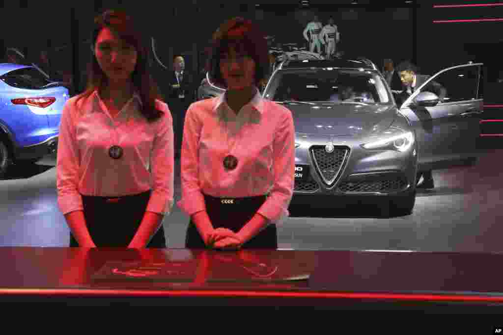 نمایشگاه خودروی چین - در زمینه، یک خودروی آلفا رومئو را می بینید. نمایشگاه خودروی چین بر ماشین های شاسی بلند الکتریکی تاکید دارد.&nbsp;
