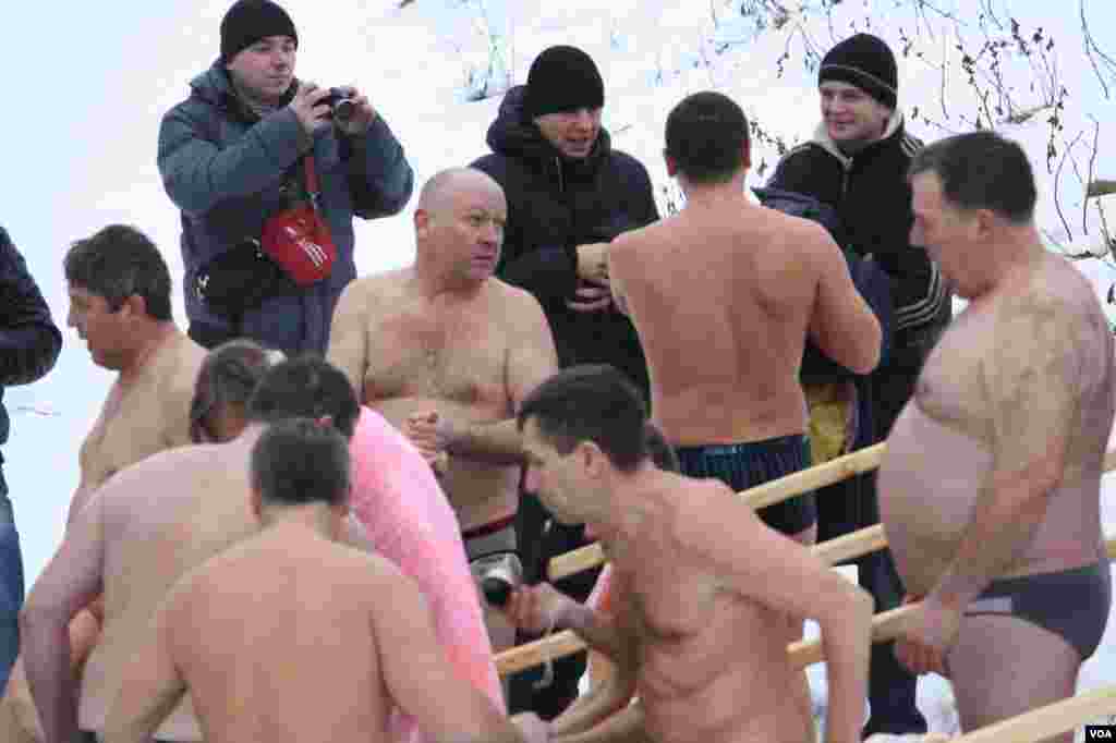 19 января на речках, озерах, прудах у прорубей на праздник Крещения по всей Украине многолюдно. Для большинства верующих окунуться в крещенскую воду – дань традиции