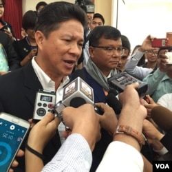 Sun Chanthol, left, currently a minister of commerce, talks to reporters about his commitment to reform the Ministry of Public Work and Transport, at Cambodia's Institute of Technology, March 19, 2016. (Hul Reaksmey/VOA Khmer)