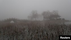 Kabut asap pekat terlihat saat hari yang berpolusi di Daming Lake di Jinan, provinsi Shandong, China, 5 Januari 2017. 