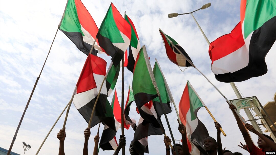 Wasu masu zanga zanga a birnin Khartoum na Sudan dauke da tutocin kasar, ranar 1 Agusta, 2019. 