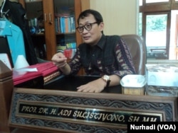 Guru Besar Fakultas Hukum Universitas Negeri Sebelas Maret (UNS) Solo, Profesor Adi Sulistiyono. (Foto: VOA/Nurhadi)