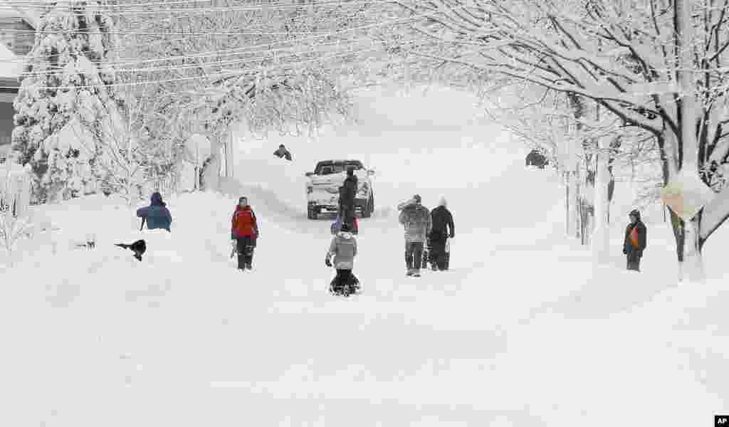 美國羅德島州一條街道上的居民開始鏟雪。一場帶有颶風威力的巨大的暴風雪一夜間橫掃了美國東北部地區。
