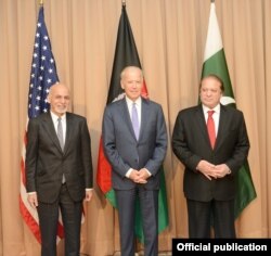 21 جنوری 2016 میں ڈیوس میں افغان صدر اشرف غنی، اس وقت کے نائب امریکی صدر جو بائیڈن اور اس وقت کے وزیر اعظم نواز شریف ایک ملاقات میں۔