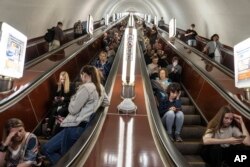 شهروندان کی‌یف در جریان حملات هوایی روسیه به این شهر به ایستگاه مترو پناه برده‌اند (دوشنبه ۸ خرداد ۱۴۰۲)