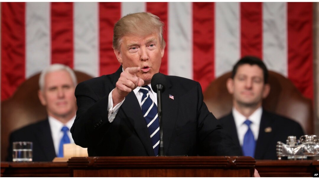 Başkan Trump Kongre'ye hitaben konuşması sırasında ardında Başkan Yardımcısı Mike Pence ve Temsilciler Meclisi'nin Cumhuriyetçi Partili başkanı Paul Ryan'la