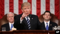Predsednik Donald Tramp drži govor tokom zajednčke sednice Kongresa na Kapitol Hilu u Vašingtonu, 28. februara 2017. Potpredsednik Majk Pens i predsedavajući Predstavnjičkog doma Pol Rajan iz Viskonsina slušaju govor.