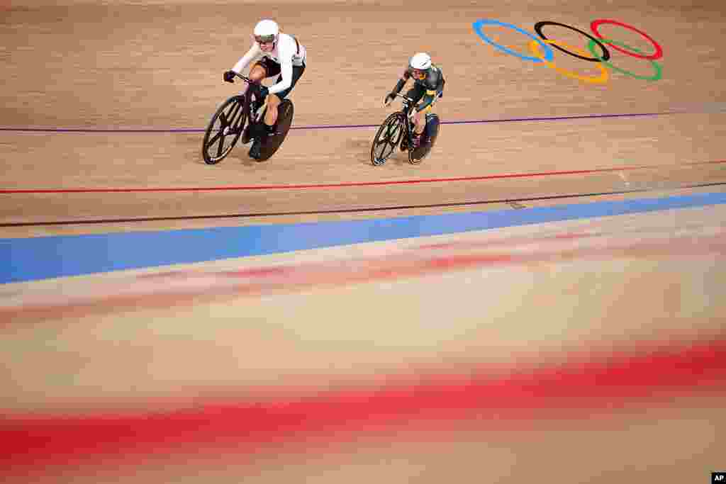 Emma Hinze of Team Germany and Charlene du Preez of Team South Africa, right, compete during the track cycling women's sprint race at the 2020 Summer Olympics, Friday, Aug. 6, 2021, in Izu, Japan. (AP Photo/Christophe Ena)