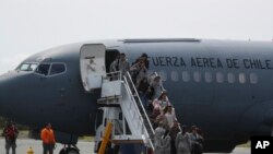 Familiares de pasajeros de un avión militar desaparecido llegan a una base aérea en Punta Arenas, Chile, el miércoles 11 de diciembre de 2019.