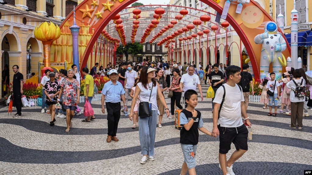 资料照片: 2023年10月3日黄金周期间中国游客在澳门(photo:VOA)