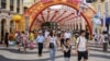 这张照片拍摄于2023年10月3日，显示中国游客在10月初为期一周的假期期间走过澳门的塞纳多广场。（法新社）