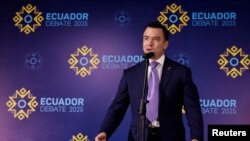 ARCHIVO - El presidente de Ecuador, Daniel Noboa, quien busca la reelección, observa el día de un debate presidencial televisado, en Quito, Ecuador, el 19 de enero de 2025